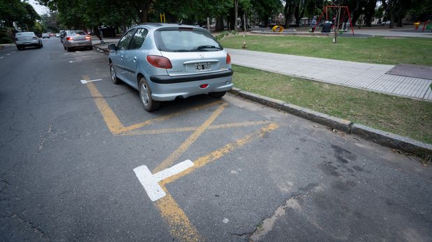 El año pasado, la Municipalidad pintó las dársenas para el estacionamiento medido en barrio Candioti. Todavía no se va a implementar.