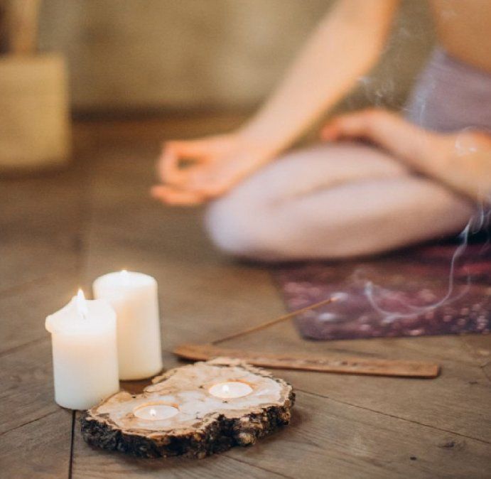 Qué inciensos debes prender en tu casa para atraer el dinero