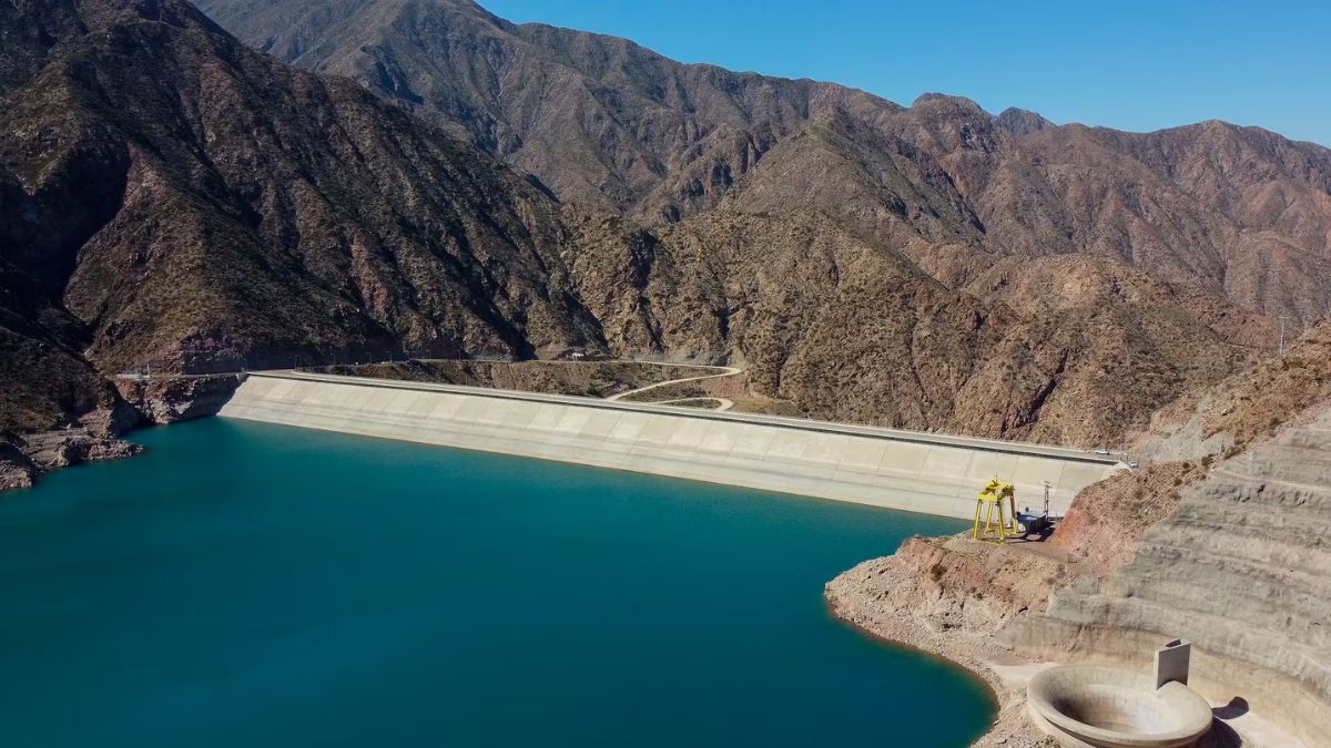Ubicado a orillas del río Mendoza, se encuentra Potrerillos, un destino maravilloso para recorrer en estas vacaciones de verano. Ubicado a orillas del río Mendoza, se encuentra Potrerillos, un destino maravilloso para recorrer en estas vacaciones de verano.