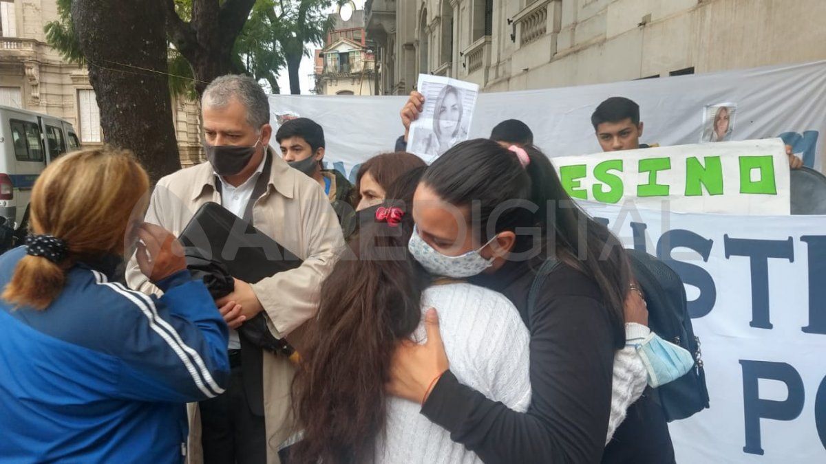 Sanchez Lecumberri habla con allegados a la familia de Marcela luego de la audiencia en la que se dispuso la prisión preventiva de Pérez