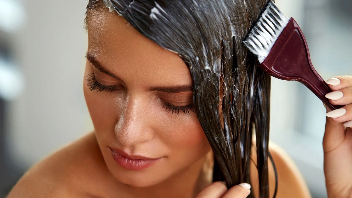 La mascarilla natural debe actuar entre una y dos horas de medios a puntas para evitar engrasar la raíz.