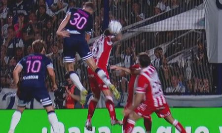 Por una mano dentro del área de Miguel Torrén, Fernando Espinoza cobró penal en favor de Gimnasia ante Unión. Por una mano dentro del área de Miguel Torrén, Fernando Espinoza cobró penal en favor de Gimnasia ante Unión.
