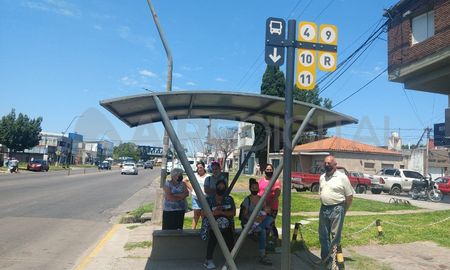 La UniónTranviario Automotor (UTA) decretó el estado de alerta a nivel nacional yse coordinó una nueva reunión para el miércoles a las 15.30. La UniónTranviario Automotor (UTA) decretó el estado de alerta a nivel nacional yse coordinó una nueva reunión para el miércoles a las 15.30.