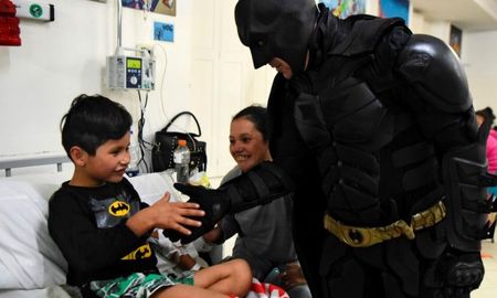 Los superhéroes sí existen: “Batman Solidario” visita y ayuda a los niños en el hospital de La Plata