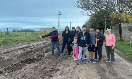 Vecinos de barrio Punta Norte señalando calle Facundo Quiroga, totalmente anegada luego de cada lluvia. Vecinos de barrio Punta Norte señalando calle Facundo Quiroga, totalmente anegada luego de cada lluvia.