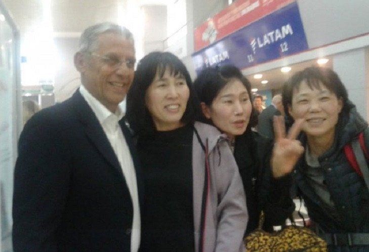 Cuatro coreanas confunden al intendente de Neuquén con Macri