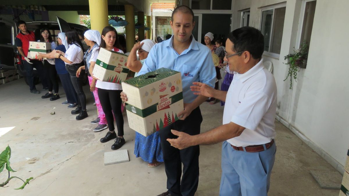 Las cajas navideñas donadas forman parte de una edición limitada preparada especialmente para esta iniciativa. Las cajas navideñas donadas forman parte de una edición limitada preparada especialmente para esta iniciativa.