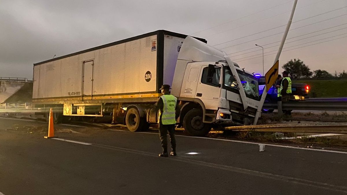 Fuerte accidente en la Ruta Nacional 168: un camión chocó contra una columna de iluminación