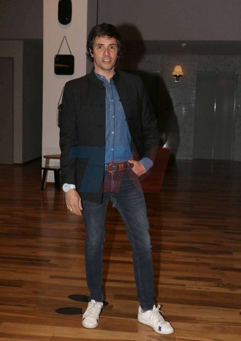 Robertito Funes combinó denim + denim. 