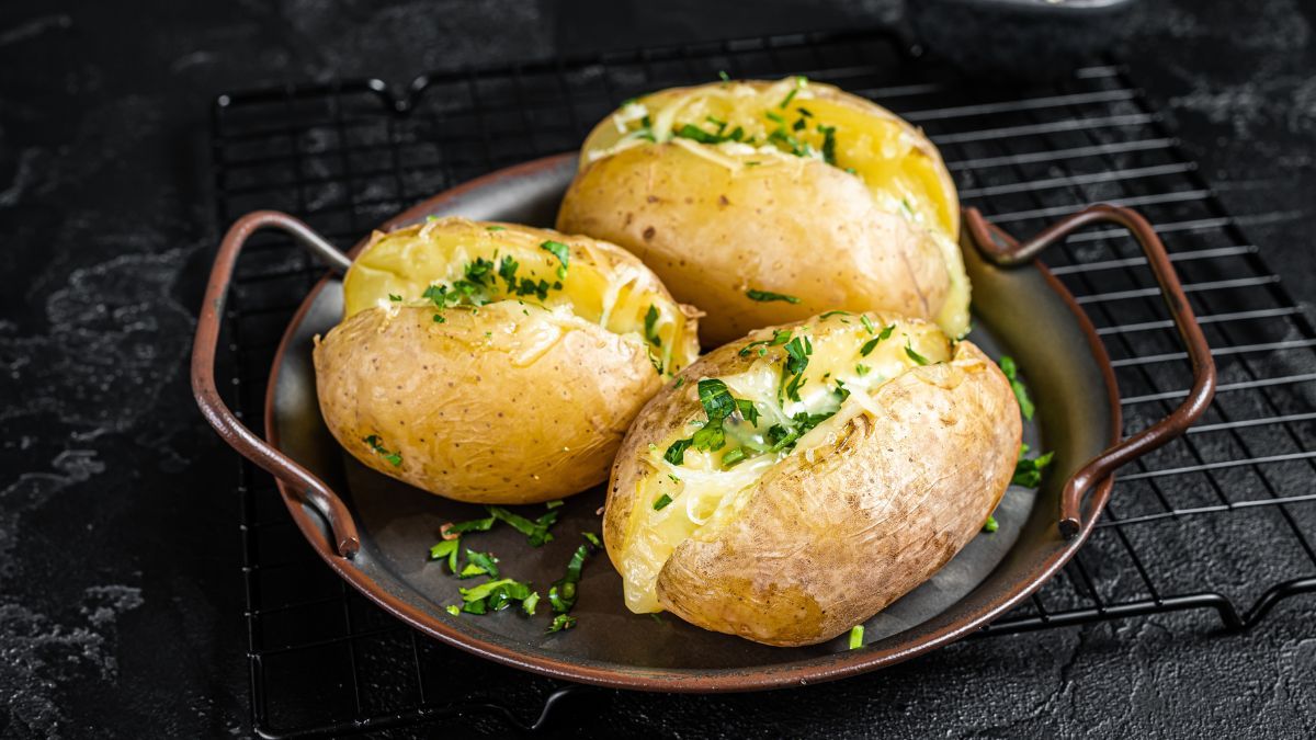 Papas rellenas estilo volcán: la receta casera con queso fundido que es furor.