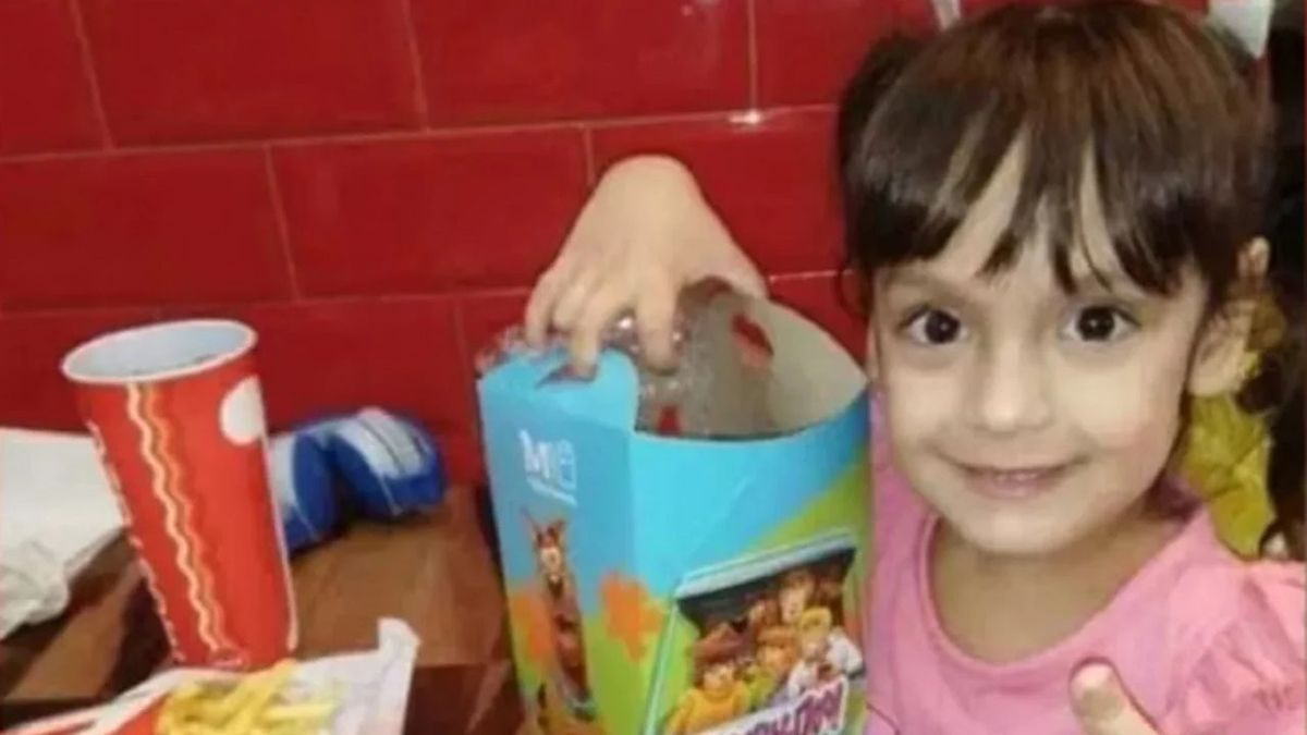 La niña fue encontrada muerta debajo de uno de los bolsones que estaban en su casa.