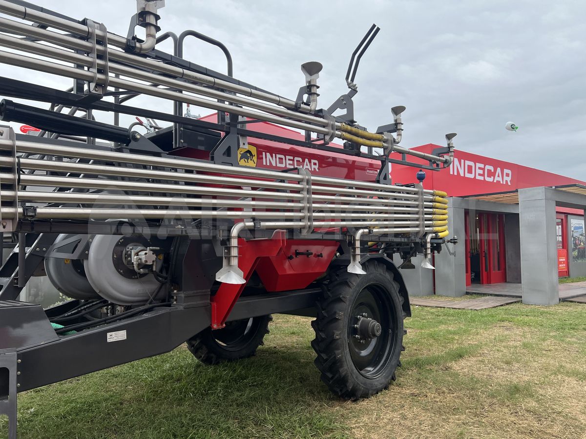 El stand de Indecar en la Expoagro 2025 cuenta con una gran variedad de productos y maquinaria.