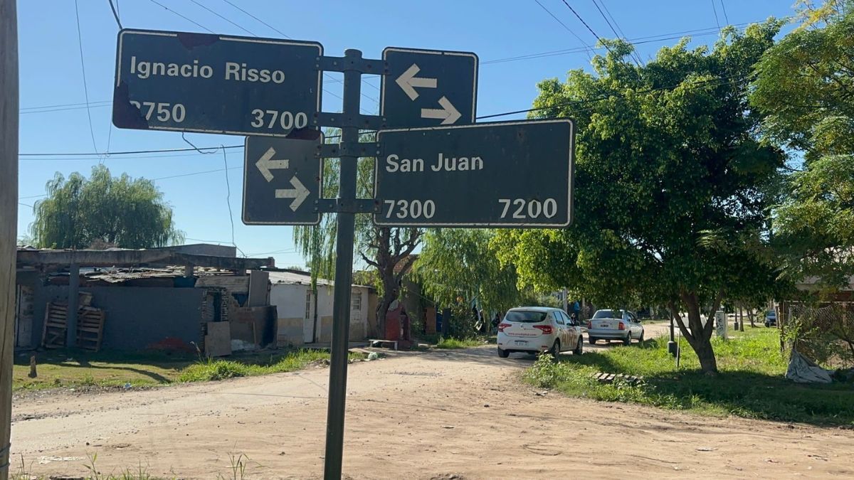 La víctima fue hallada gravemente herida durante la madrugada en la vereda de calle Risso al 3600