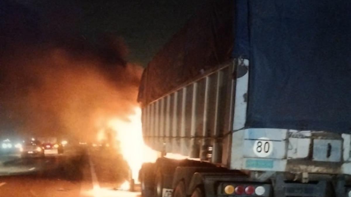 Bomberos trabajaron en el kilómetro 263 de la autopista para controlar las llamas que afectaron por completo al vehículo de carga. Bomberos trabajaron en el kilómetro 263 de la autopista para controlar las llamas que afectaron por completo al vehículo de carga.