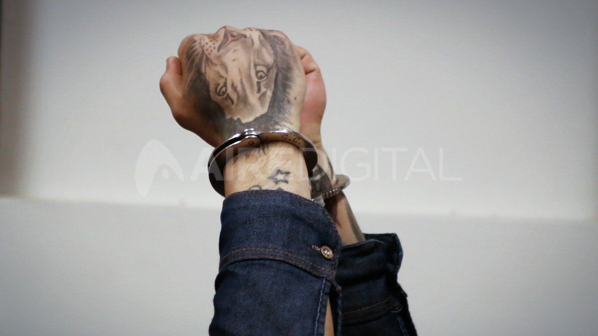 Las manos esposadas de Mart&iacute;n Mart&iacute;nez