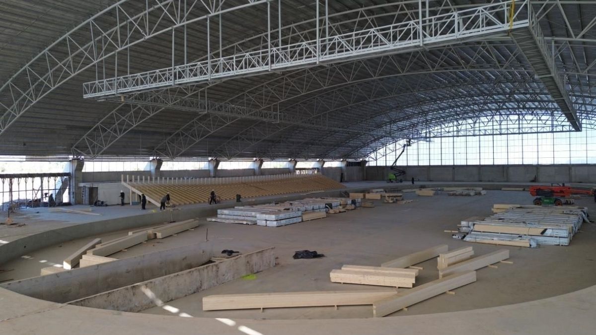Ya comenzaron las tareas de montaje de la pista profesional de madera, homologada por la Unión Ciclista Internacional (UCI).