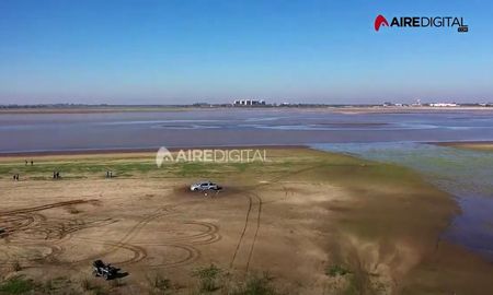 El conductor de la Amarok recorrió el lecho de la laguna Setúbal, descubierto por la bajante del río, hasta que quedó varado por el barro. El conductor de la Amarok recorrió el lecho de la laguna Setúbal, descubierto por la bajante del río, hasta que quedó varado por el barro.