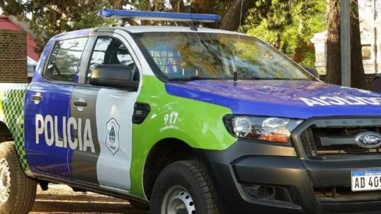 Por el femicidio, la policía busca a su expareja.