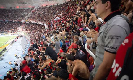 Centenares de hinchas de Colón con entrada se quedaron afuera del estadio para el partido entre el Sabalero y River. Exigen respuestas de la organización o la dirigencia. Centenares de hinchas de Colón con entrada se quedaron afuera del estadio para el partido entre el Sabalero y River. Exigen respuestas de la organización o la dirigencia.