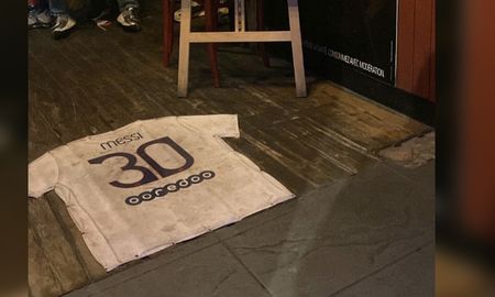 Malos perdedores: en Francia usaron la camiseta de Messi de alfombra y quemaron una bandera argentina Malos perdedores: en Francia usaron la camiseta de Messi de alfombra y quemaron una bandera argentina