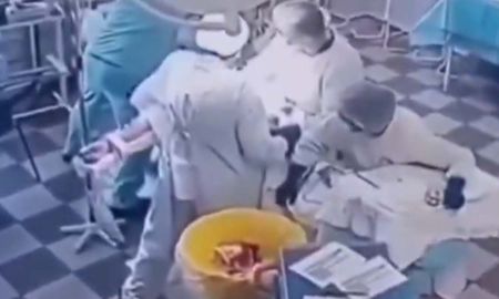 Un grupo de cirujanos se convirtió en protagonista de un video viral cuando continuaron realizando una operación de alta complejidad mientras un terremoto de magnitud 8,8 sacudía el este de Rusia. Un grupo de cirujanos se convirtió en protagonista de un video viral cuando continuaron realizando una operación de alta complejidad mientras un terremoto de magnitud 8,8 sacudía el este de Rusia.