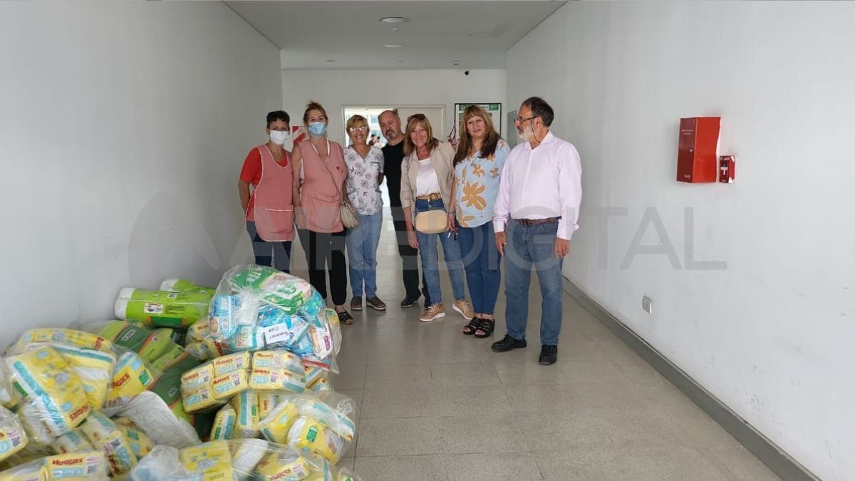 Entrega de pañales en la Neonatología del Hospital Iturraspe.