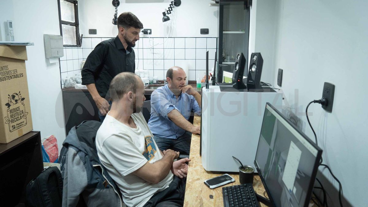 Entre pasantes, operarios y administrativos, el equipo de trabajo está compuesto por más de 40 personas. Entre pasantes, operarios y administrativos, el equipo de trabajo está compuesto por más de 40 personas.