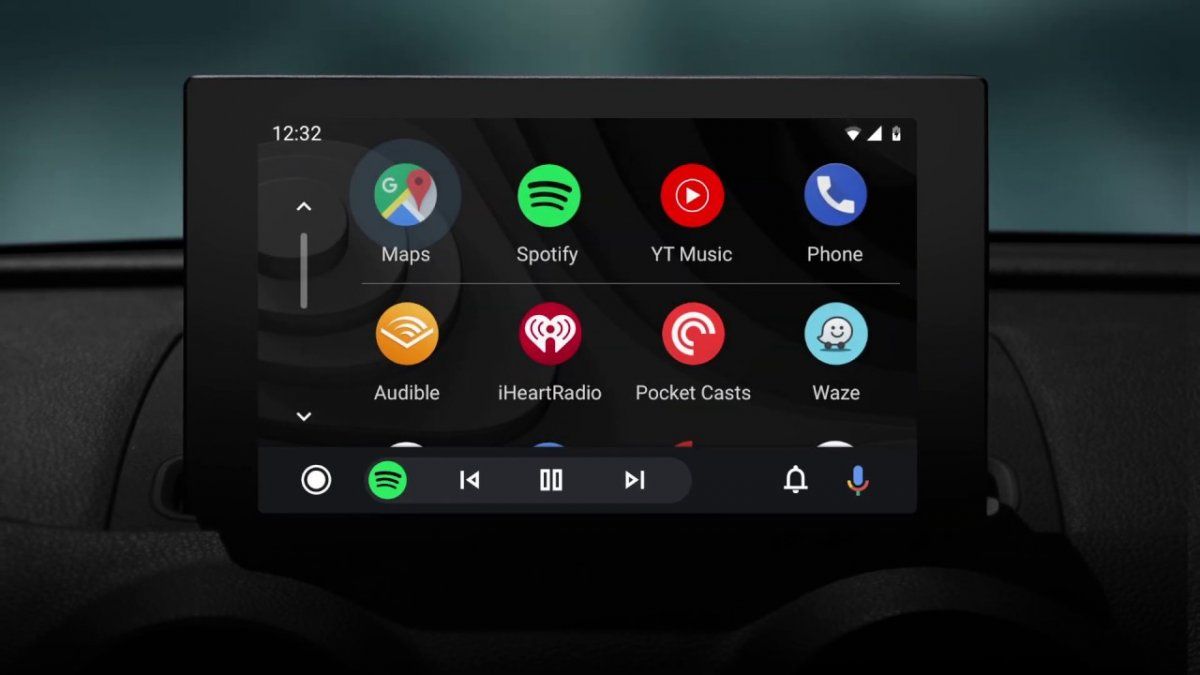 Android Auto permite espejar tu celular en la pantalla del automóvil.
