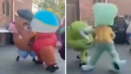 altText(Brutal pelea entre muñecos en una fiesta infantil: Señor Cara de Papa, Calamardo y Mike Wazowski a los golpes)}