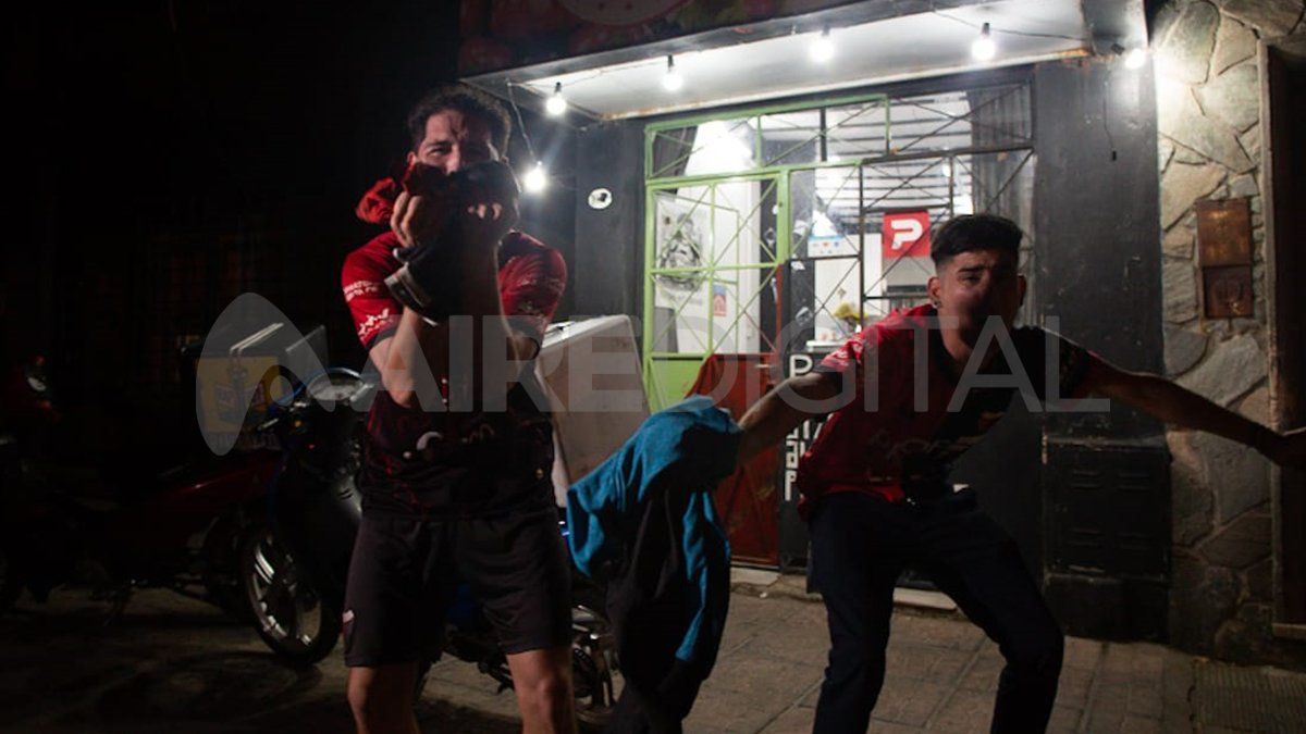 Los sabaleros salieron a la calle a festejar el triunfo del equipo.