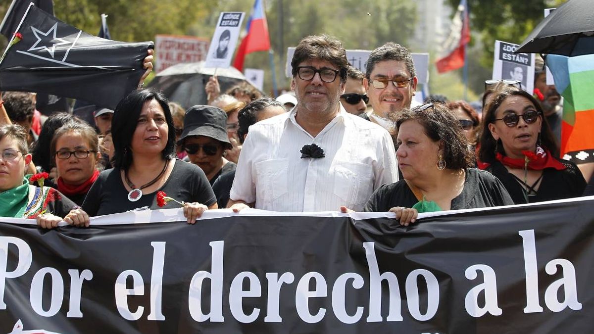Miles de personas marchan en silencio contra la represión en Chile a tres meses del estallido social