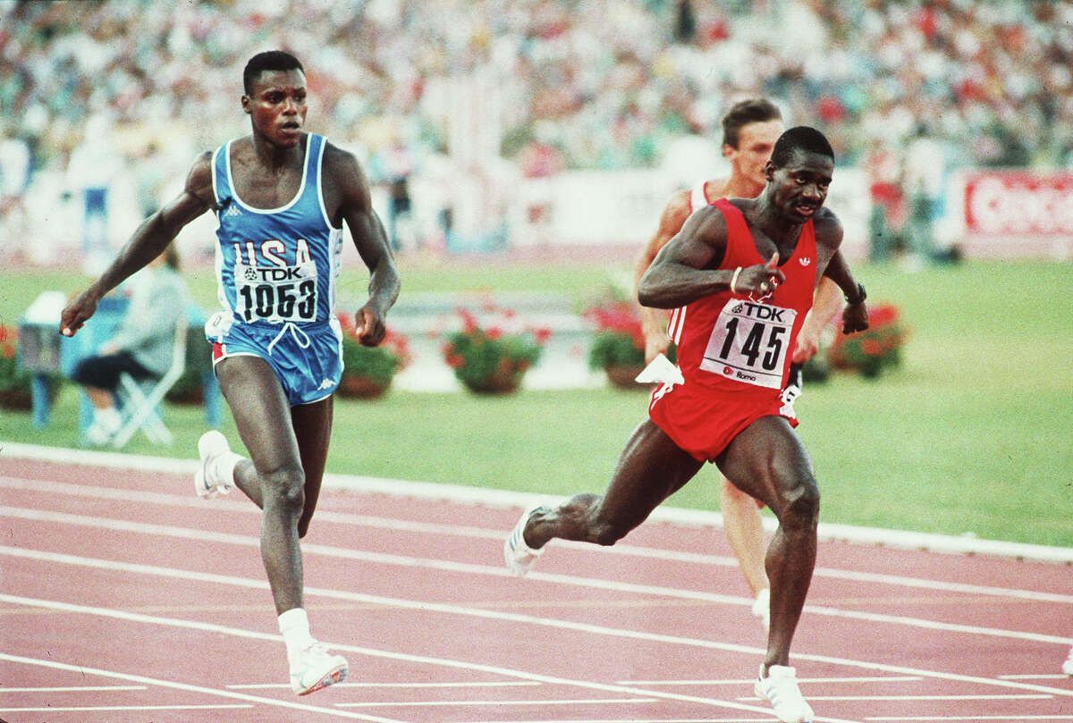 En el Mundial de Roma 1987, Johnson no solo se llevó el oro en los 100 metros: también estableció una increíble plusmarca universal de 9”83/100, y derrotando a su máximo rival, el estadounidense Carl Lewis (izquierda). Al año siguiente, se enfrentarían nuevamente en la final de los Juegos Olímpicos de Seúl. En el Mundial de Roma 1987, Johnson no solo se llevó el oro en los 100 metros: también estableció una increíble plusmarca universal de 9”83/100, y derrotando a su máximo rival, el estadounidense Carl Lewis (izquierda). Al año siguiente, se enfrentarían nuevamente en la final de los Juegos Olímpicos de Seúl.