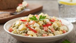 altText(Sin mayonesa: cómo hacer ensalada rusa más liviana y saludable para esta Navidad)}