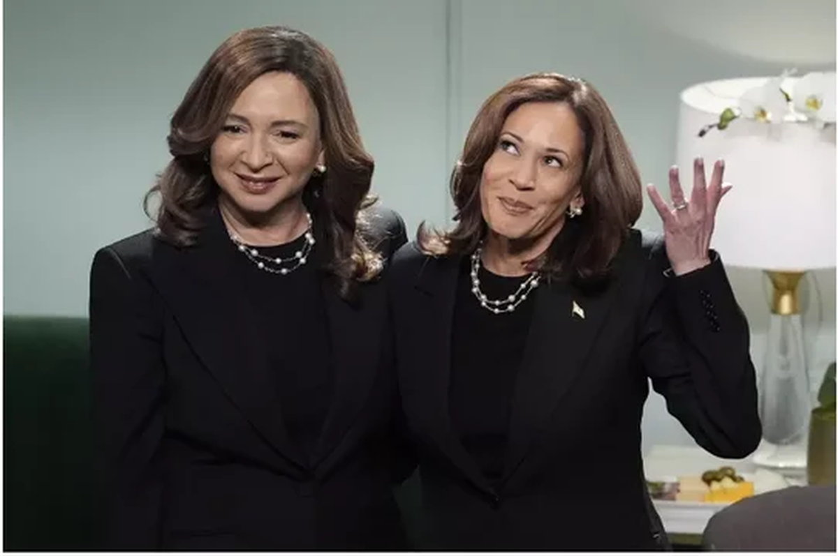 Kamala Harris se presentó sorpresivamente en el programa “Saturday Night Live” interpretándose a sí misma como la imagen reflejada en el espejo de la versión que interpretó Maya Rudolph. Kamala Harris se presentó sorpresivamente en el programa “Saturday Night Live” interpretándose a sí misma como la imagen reflejada en el espejo de la versión que interpretó Maya Rudolph.