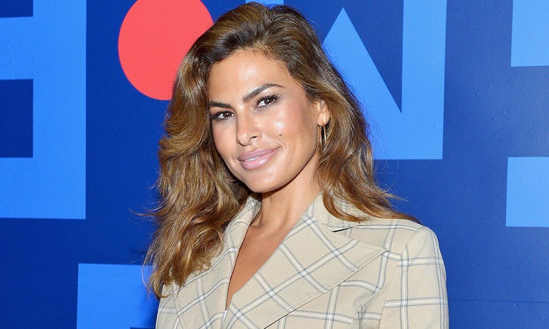 Eva Mendes publicó una foto retro junto a la actriz mexicana Salma Hayek