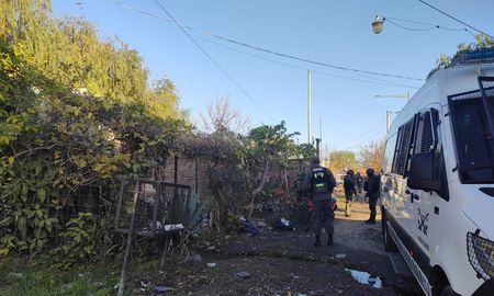 Gendarmería dio cumplimiento a un requerimiento judicial que ordenó allanamientos en 24 domicilios en la ciudad de Santa Fe. Gendarmería dio cumplimiento a un requerimiento judicial que ordenó allanamientos en 24 domicilios en la ciudad de Santa Fe.