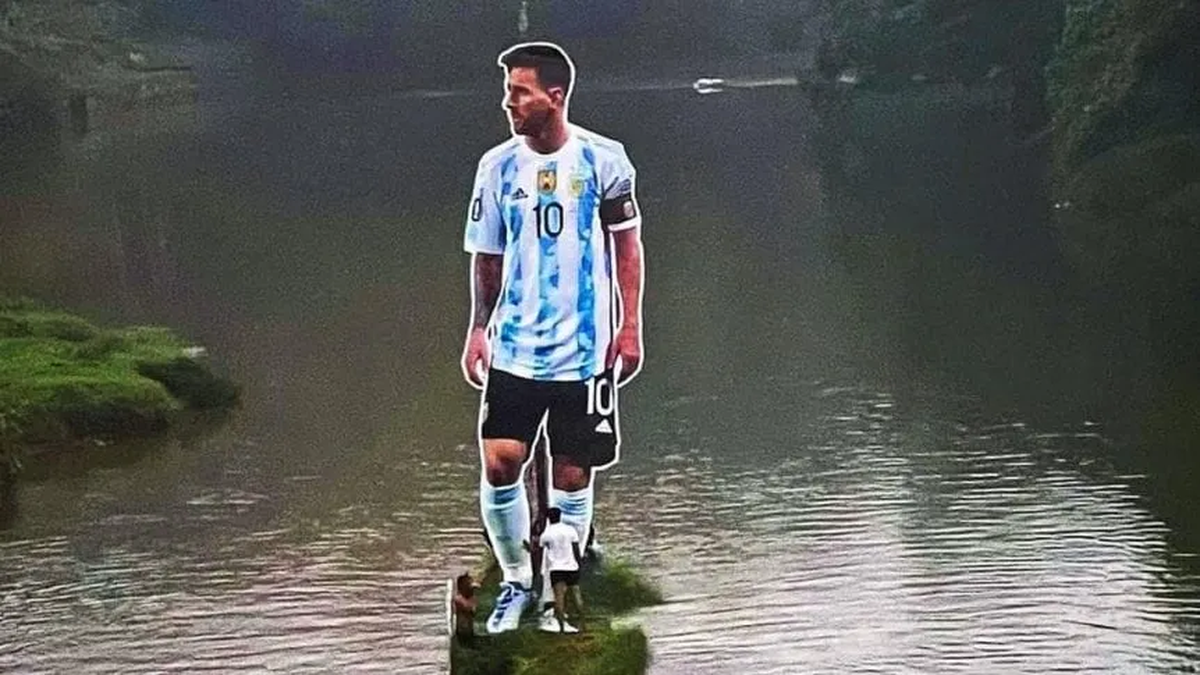 En la India le hicieron una gigantografía a Lionel Messi como homenaje y la colocaron en medio del río.