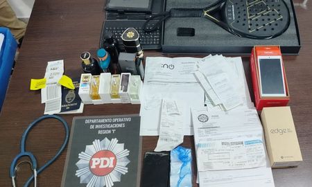 Parte de los elementos que los investigadores le secuestraron al investigado por estafas. Parte de los elementos que los investigadores le secuestraron al investigado por estafas.