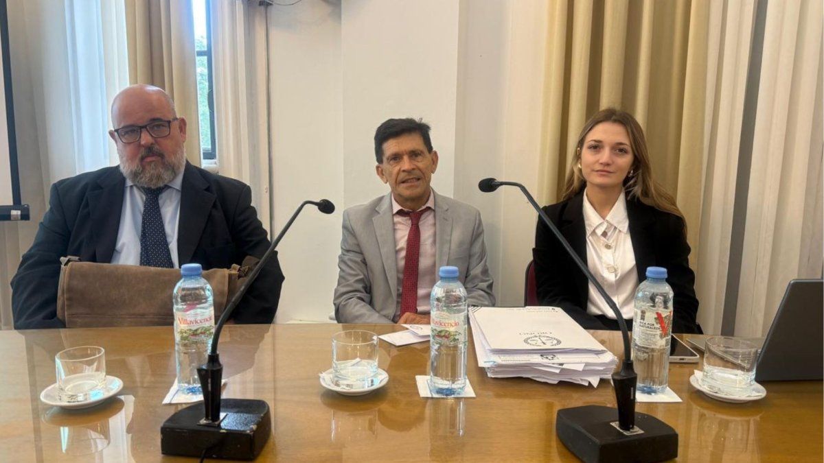 El juez Martelossi junto a su defensa: Néstor Oroño y Antonela Cardozo El juez Martelossi junto a su defensa: Néstor Oroño y Antonela Cardozo