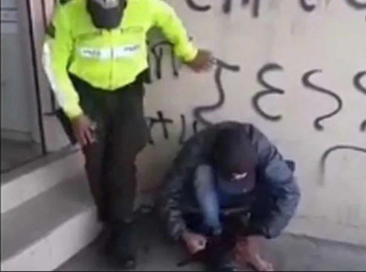 El menor se calza los borceguíes. Tiene 16 años y va camino a Chile (Captura de video).