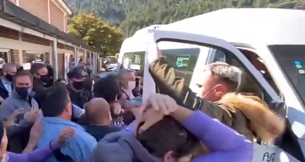 La camioneta fue golpeada e incluso rompieron uno de los vidrios.&nbsp;