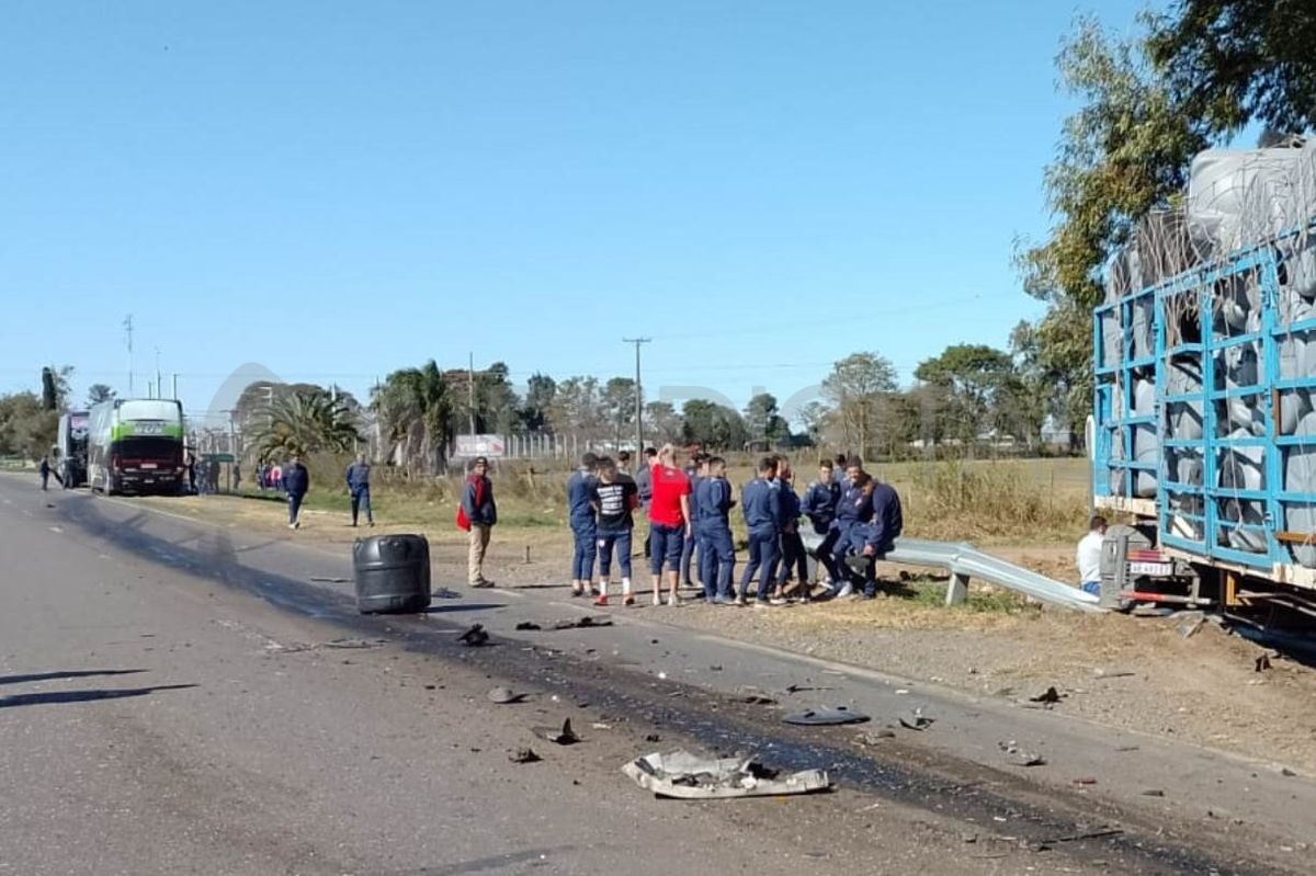 Integrantes del plantel de Unión, a la vera de la ruta 19 minutos después del choque.