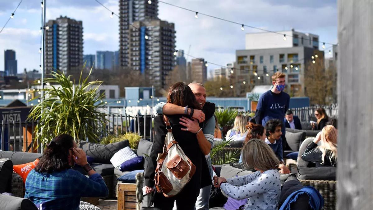 Reino Unido vuelve a permitir los abrazos tras una mejora en la situación sanitaria por el éxito de la vacunación.