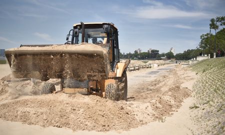 La Municipalidad de Santa Fe trabaja en las costaneras Este y Oeste, donde se realizan movimientos de la arena, despeje de vegetación de las playas, recuperación de veredas y trabajos de pintura. La Municipalidad de Santa Fe trabaja en las costaneras Este y Oeste, donde se realizan movimientos de la arena, despeje de vegetación de las playas, recuperación de veredas y trabajos de pintura.