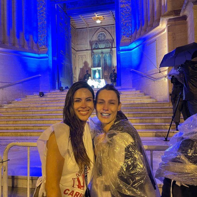 Pampita y Barby Franco, con la Virgen de fondo.