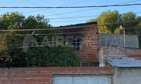 Los bomberos trabajaron en la vivienda para determinar el origen del incendio. Los bomberos trabajaron en la vivienda para determinar el origen del incendio.