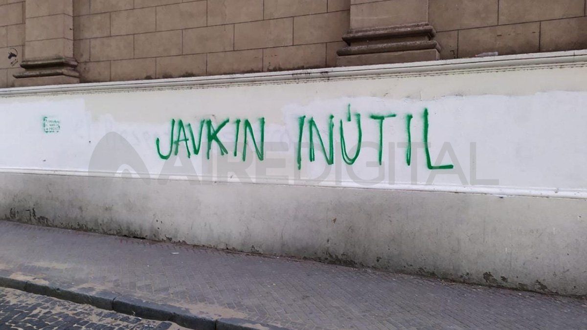 Las pintadas que aparecieron este jueves en Rosario, con críticas al gobierno local y provincial.