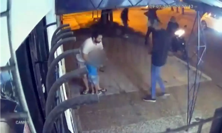 Disfrazados de policías, le apuntaron a un nene de 3 años en medio de un robo en Bernal Disfrazados de policías, le apuntaron a un nene de 3 años en medio de un robo en Bernal
