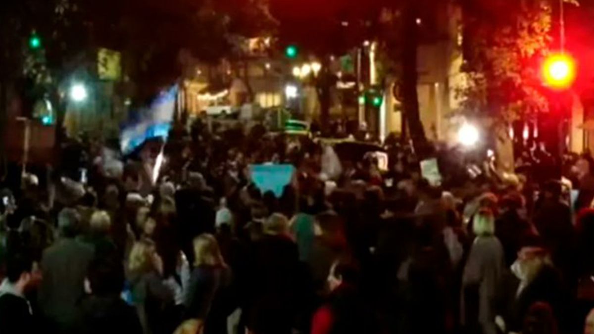 Momentos de extrema tensión se vivieron frente al edificio donde reside Cristina Kirchner
