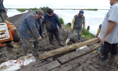 Una cuadrilla de la Comuna de Fortín Olmos trabajó en ambos extremos del puente para garantizar la transitabilidad.